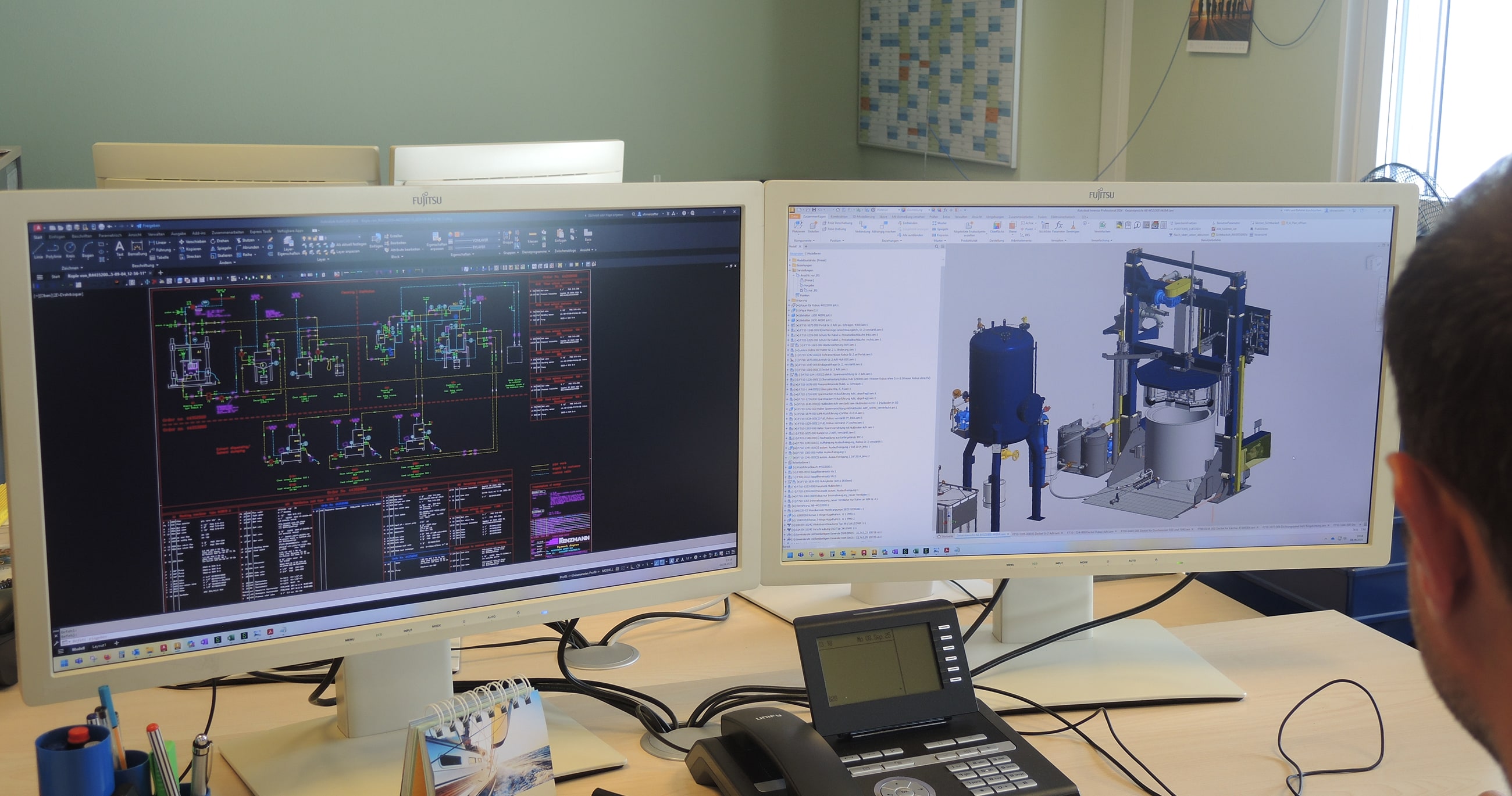 Ein Konstrukteur bei Renzmann arbeitet an einer Robus Behälterwaschmaschine