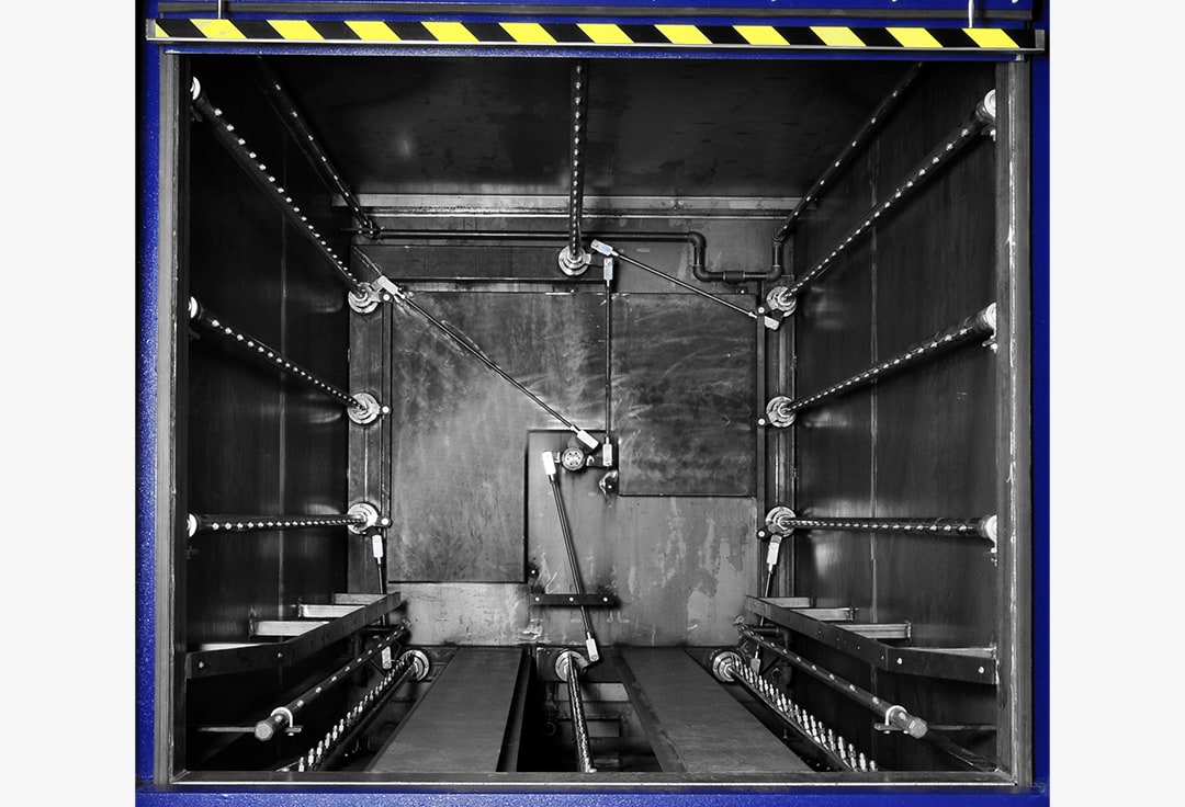 Innenansicht einer industriellen Maschinenkammer aus Metall