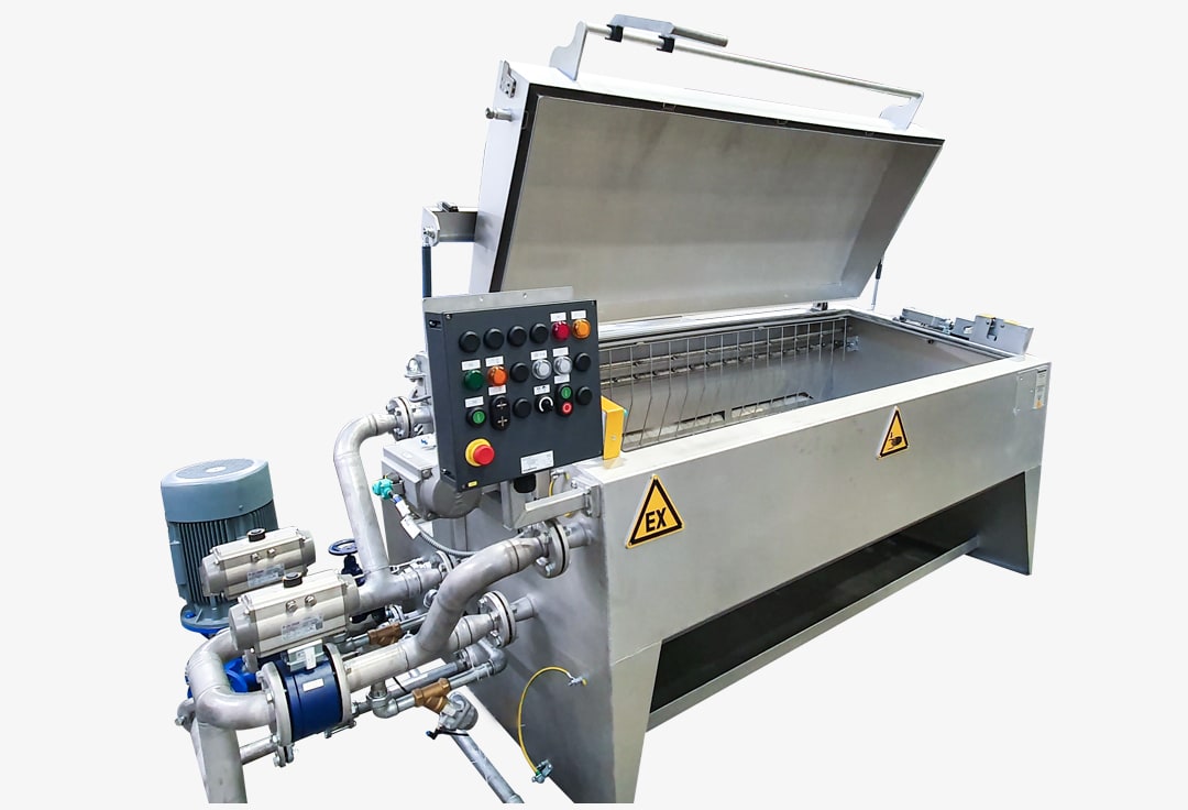 Geöffnete Waschmaschine der Serie Cleanflex mit Bedienelementen