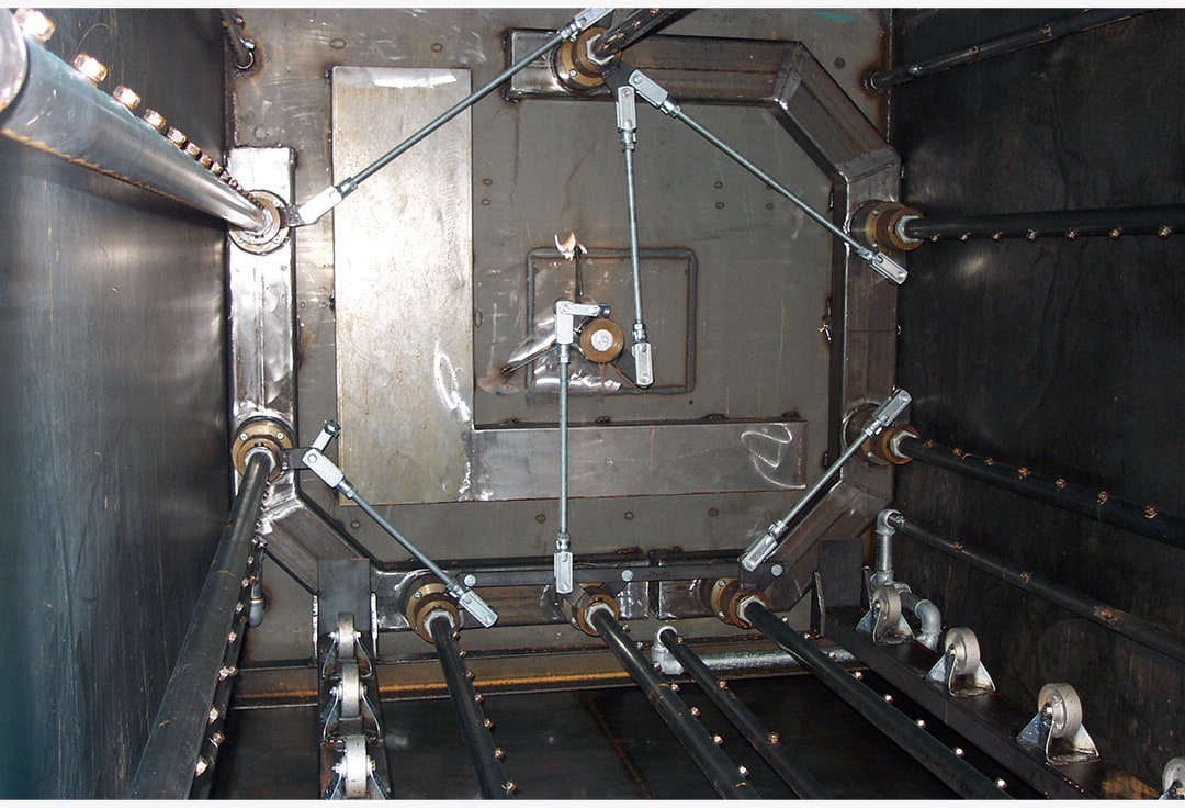 Innenansicht der Waschmaschine 310 mit seinen Spritzregistern und Rollen zur Aufnahme des fahrbaren Korbs