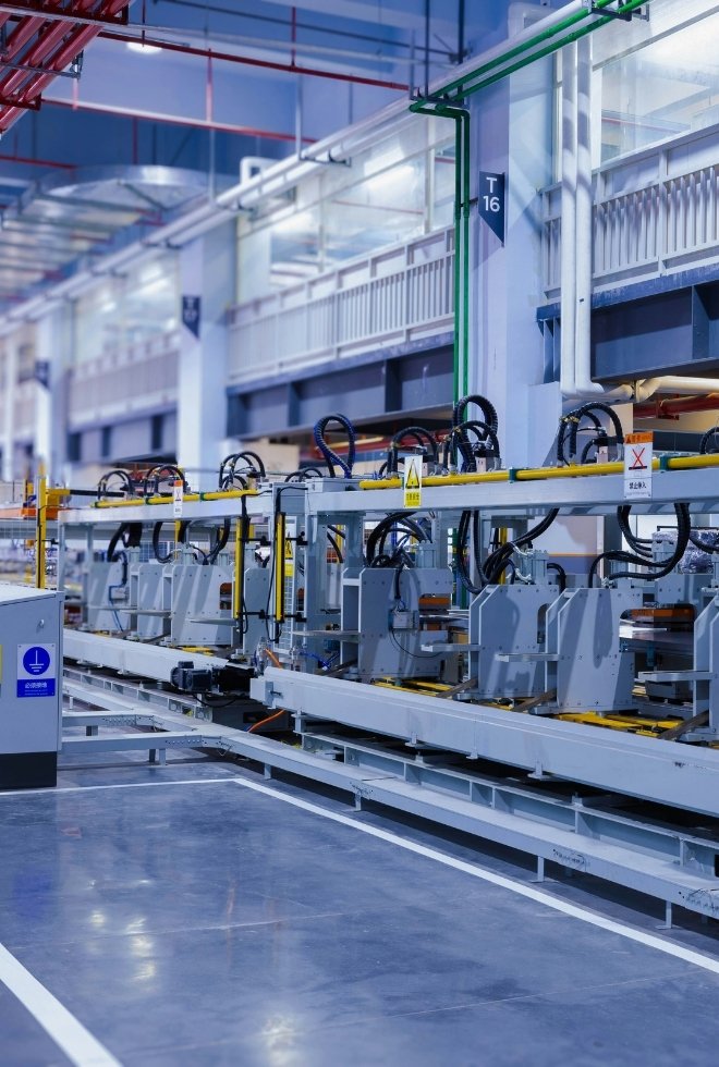 Moderne automatisierte Produktionsanlage in Fabrikhalle