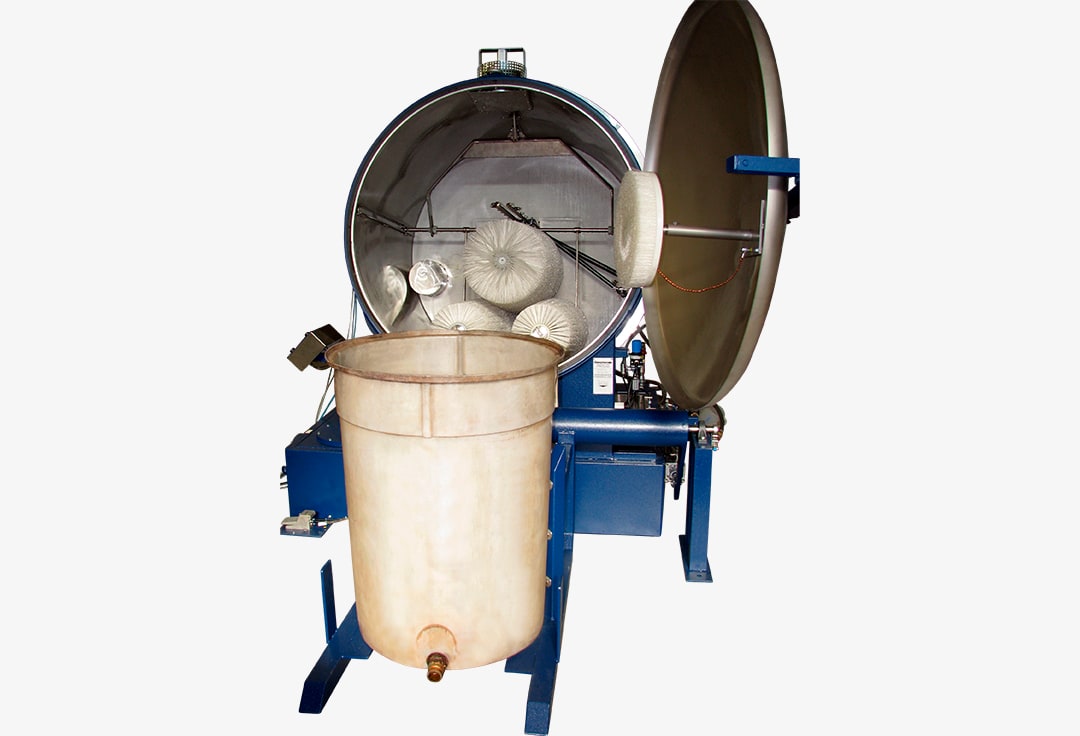 Industrielle Reinigungsmaschine mit offenem Metallbehälter