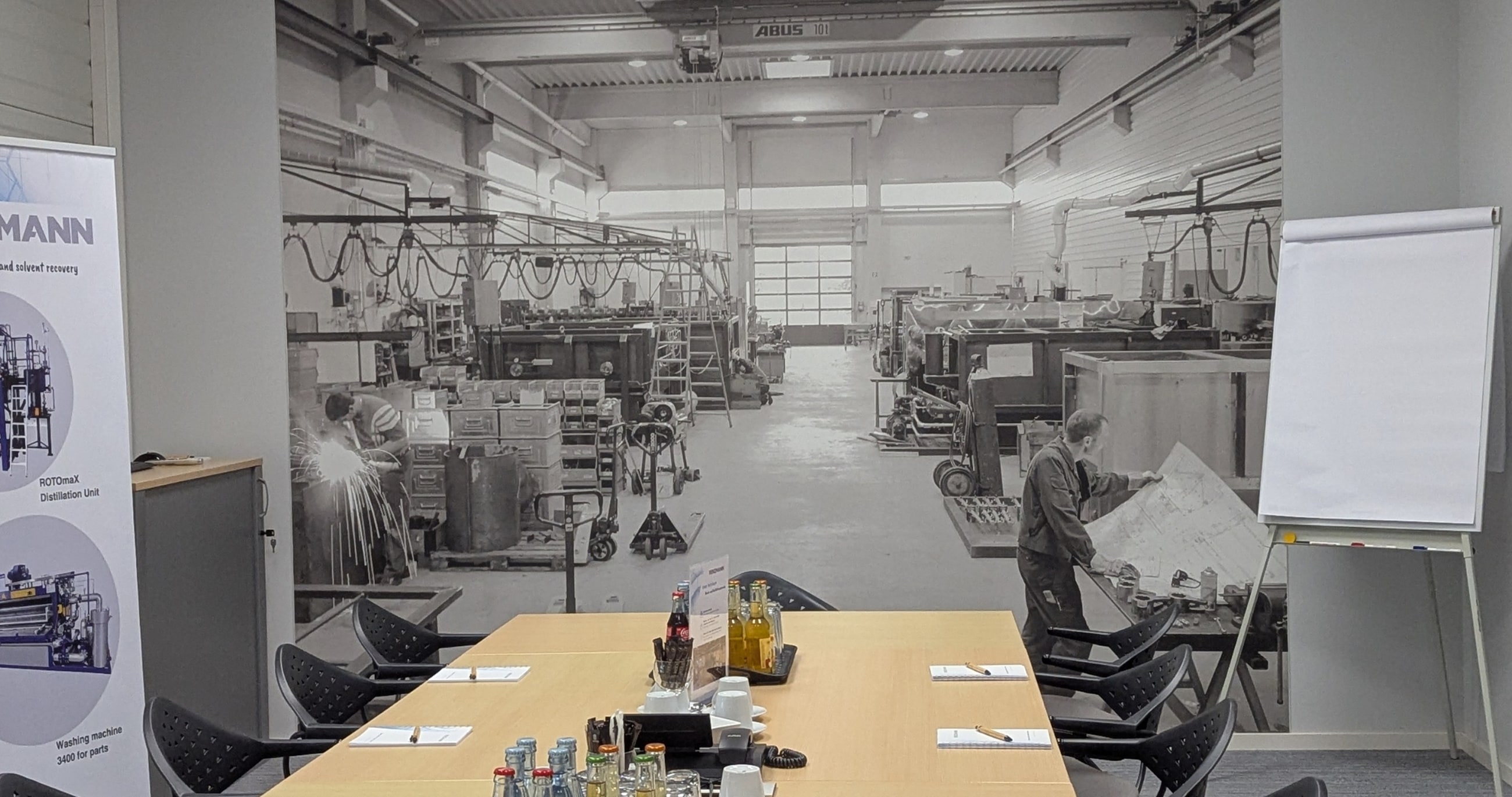 Besprechungsraum mit Industrieposter und Konferenztisch bei Renzmann.
