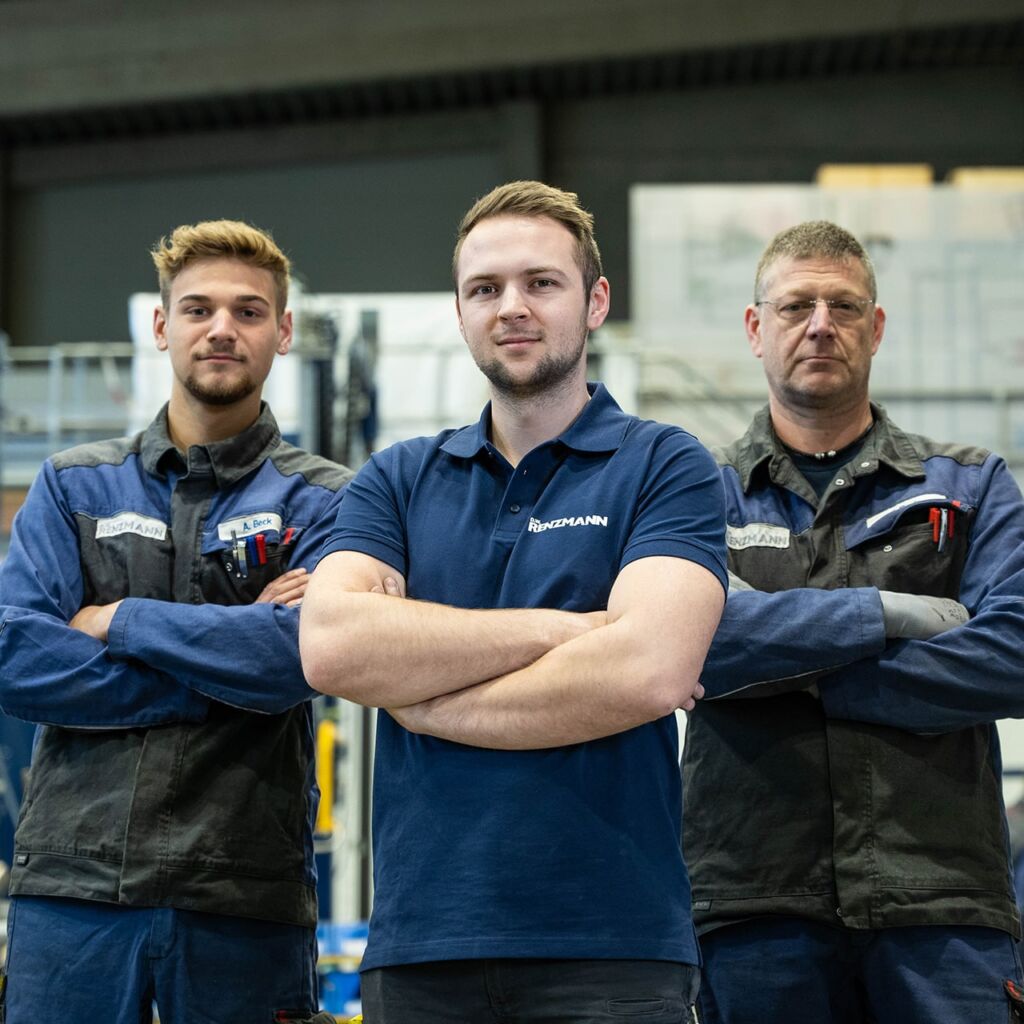 Drei Techniker im Industriebetrieb stehen zusammen