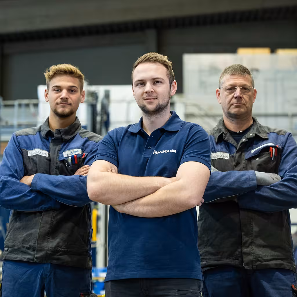 Drei Techniker im Industriebetrieb stehen zusammen