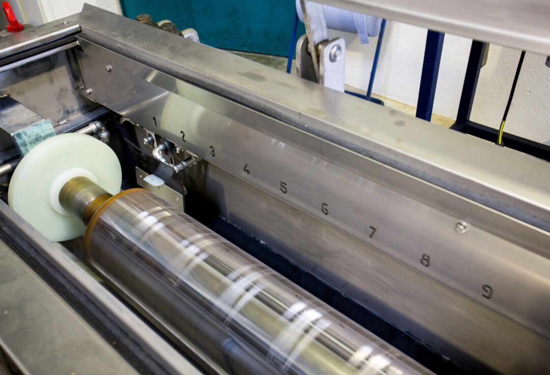 Druckzylinder eingesetzt in eine HA Waschmaschine von Renzmann in der Nahaufnahme