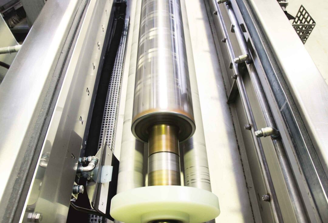 Eingesetzter Druckzylinder in einer Waschmaschine HA zur Reinigung von Rasterwalzen und Tiefdruckzylindern