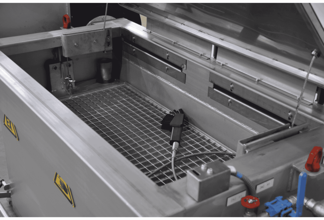 Handwaschplatz zur manuellen Reinigung mit Lösemittel aus Edelstahl mit Bürste