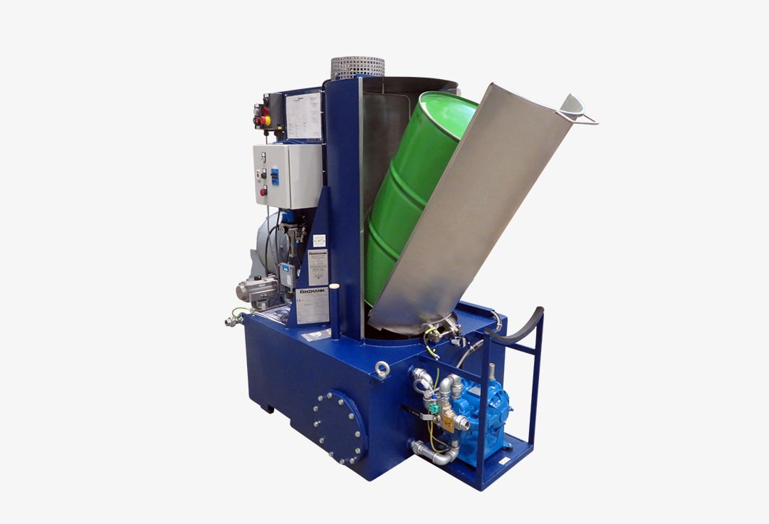 Ein grünes Spundlochfass wird in eine SPF Waschmaschine eingeladen