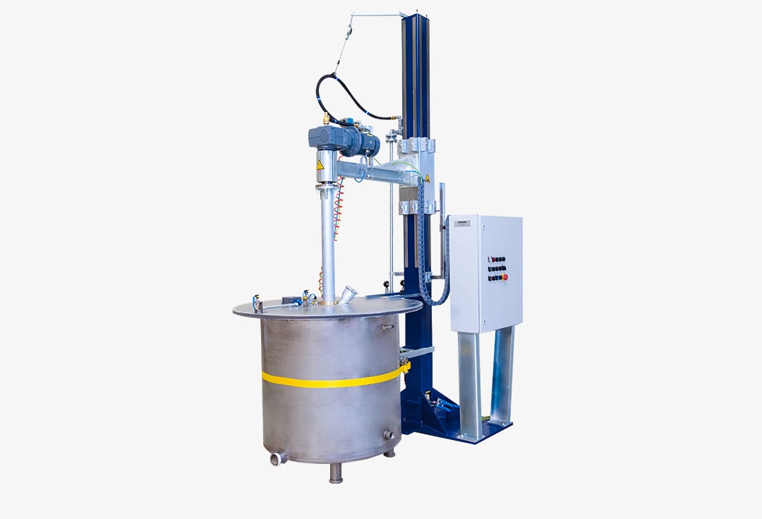 Die Behälterwaschmaschine RioV-Smart mit angehobenem Deckel und darunterliegender Bürste kurz vor der Reinigung eines runden Behälters aus Metall