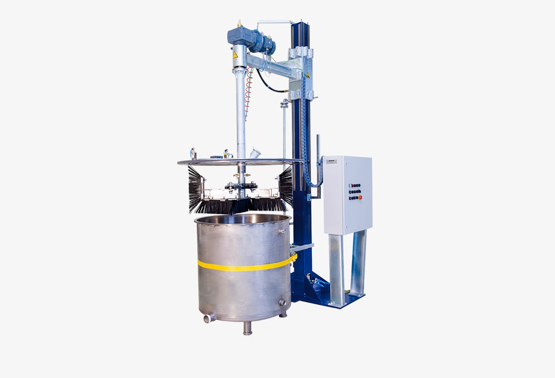 Die Behälterwaschmaschine RioV-Smart mit angehobenem Deckel und darunterliegender Bürste kurz vor der Reinigung eines runden Behälters aus Metall