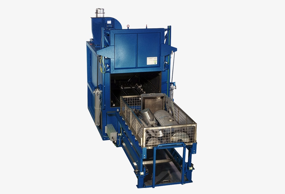 Blau lackierte Waschmaschine 310 von Renzmann für die Teilereinigung mit geöffneter Maschinentür und ausgefahrenem Korb. Beladen mit gereinigten Teilen.