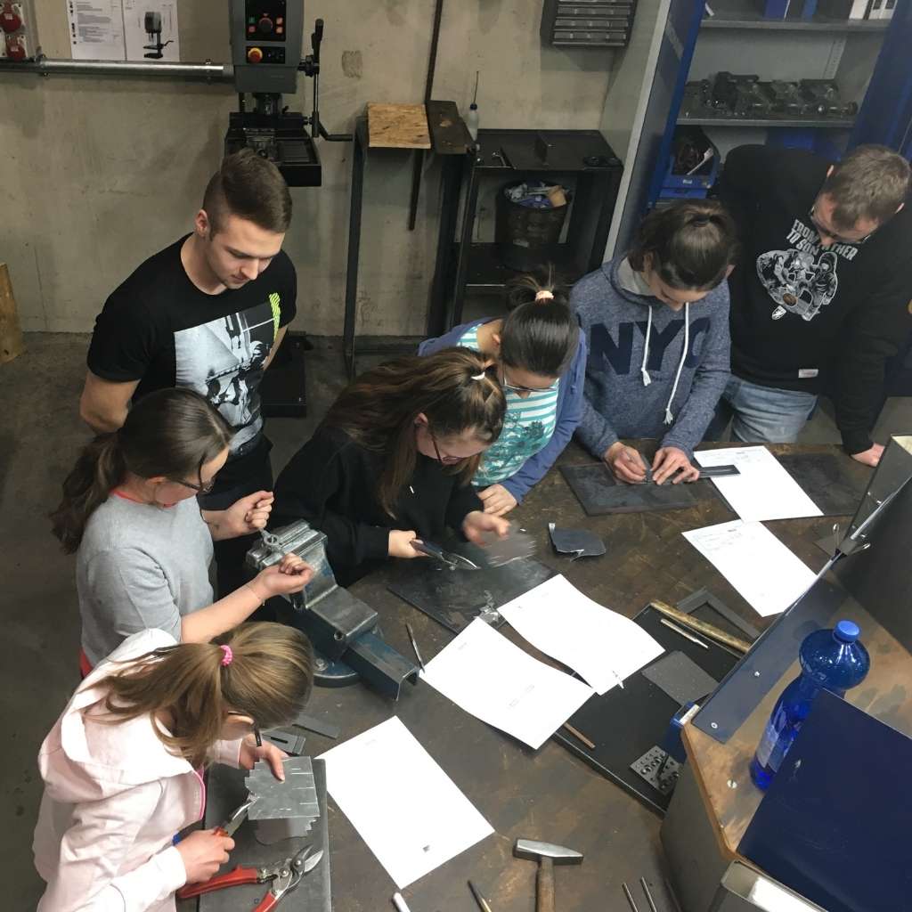 Jugendliche bearbeiten Metall in der Lehrwerkstatt bei Renzmann.