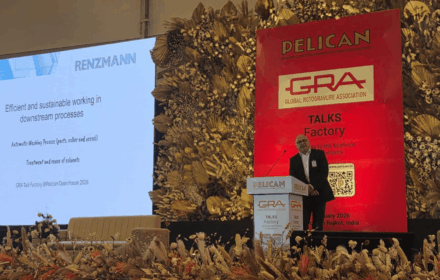 Vertriesmanager von Renzmann auf einer Rednerbühne bei Rotoflex in Indien